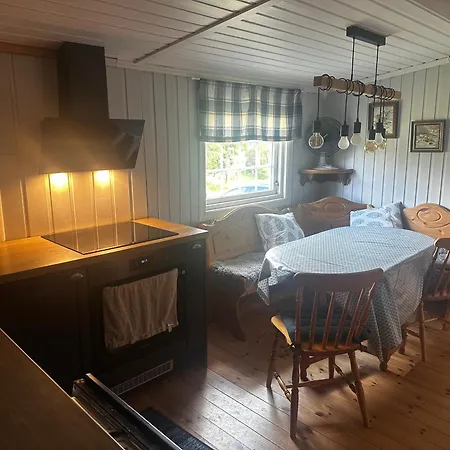 Tatil Evi Hostkos Og Ro Pa Budor, 4 Roms Med Peis Og Wifi *